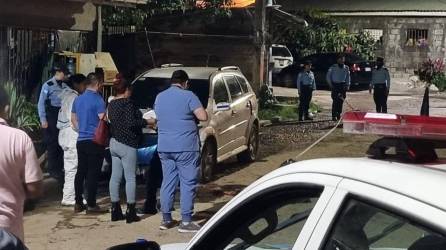 Autoridades de Medicina Forense hacen el levantamiento cadavérico del joven encontrado muerto en La Ceiba.