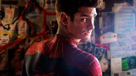 El actor Anderw Garfield interpretando a Spiderman.