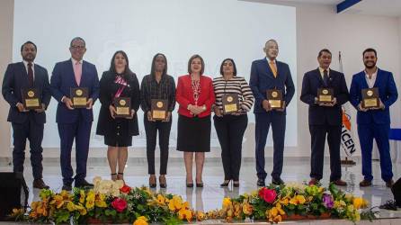 Los conferencistas internacionales y nacionales junto a la rectora de la UCENM, abogada María Antonia Fernández de Suazo.