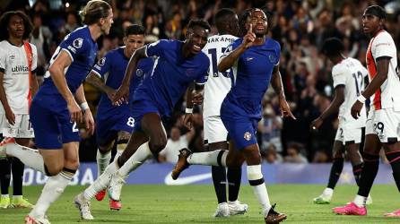 Raheem Sterling marcó dos goles y dio una asistencia para el triunfo del Chelsea 3-0 sobre el Luton Town.