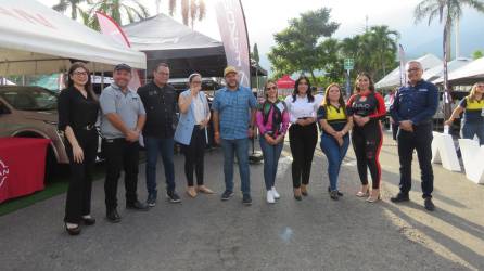 Representantes de las marcas patrocinadoras de la primera “Expo Overland lo más extremo”, desarrollado en Multiplaza.