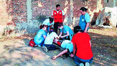 Un grupo de jóvenes son capacitados por personal de la Cruz Roja en primeros auxilios y traslado de heridos. Foto: Cortesía