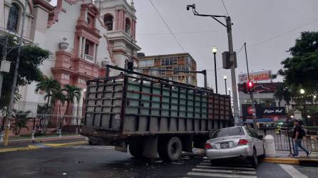 Camión y turismo chocados en una esquina del parque central de San Pedro Sula.