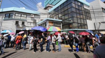 Los afiliados al Seguro Social hacen filas por largas horas para solicitar una cita, la mayoría con médicos especialistas, las cuales también son prolongadas por varios meses.