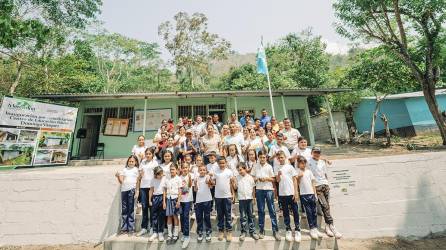 80 niños del Centro de Educación Básica “Once de Junio” y del Centro de Educación Básica “Domingo Vásquez” fueron beneficiados con esta iniciativa de Fundación Cervecería Hondureña.