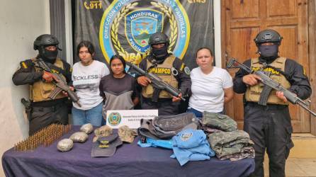 Mujeres capturadas con indumentaria policial y militar en La Ceiba.