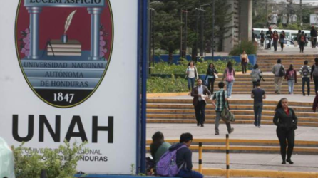 Según el artículo 160 de la Constitución de la Republica, la UNAH es la única institución en el país facultada para reconocer los títulos universitarios otorgados por otras universidades tanto nacionales como extranjeras.