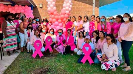 <b><span class=mln_uppercase_mln>asistencia.</span></b> Un grupo de mujeres acudieron a practicarse la mamografía en Ciudad Mujer durante la inauguración de la campaña.