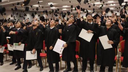 Estudiantes universitarios egresados en la tercera ceremonia de graduación pública del 2023.