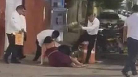 Un grupo de taxistas golpeo a una pareja de turistas