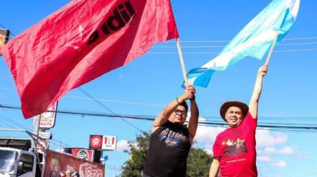 Simpatizantes del Partido Libre con banderas en la movilización hoy en Tegucigalpa.