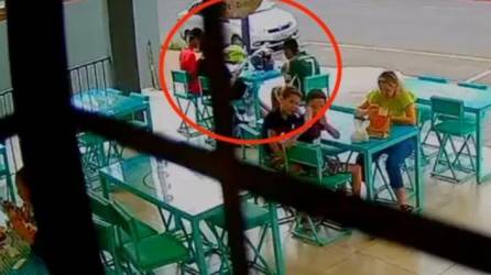Video: Matan a joven mientras comía pastel con sus amigos