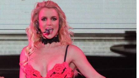 Britney Spears reveló que pensó que su familia la quería matar cuando ejercían poder sobre ella físicamente y sobre sus decisiones, como parte de un relato que compartió en sus memorias “The Woman In Me”. “Estaba cansada y también tenía miedo. Después de que me sujetaran en una camilla, supe que podían inmovilizar mi cuerpo en cualquier momento que quisieran. Podrían haber intentado matarme, pensé. Y empecé a preguntarme si querían matarme”, escribió.