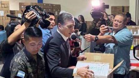 El doctor Carlos Aguilar, coordinador del Consejo Nacional de Defensa y Seguridad (CNDS), en la entrega de medicanamentos.