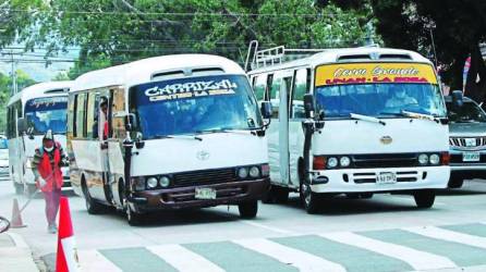 Las unidades también tienen botón de pánico, GPS y wifi gratis. En la imagen, buses de la ruta Cerro Grande.