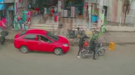 VIDEO: Delincuentes lanzan explosivo a supermercado