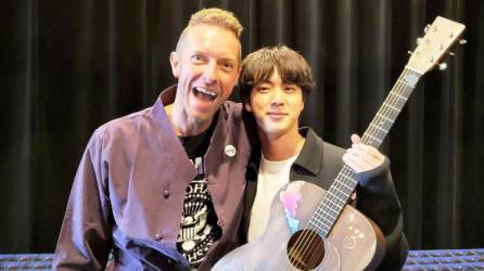 Chris Martin, líder de la banda Coldplay, junto a Jin, miembro del exitoso grupo coreano BTS.