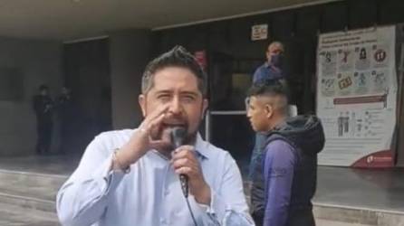 Video: Hombre celebra cumpleaños de su hija afuera de un juzgado