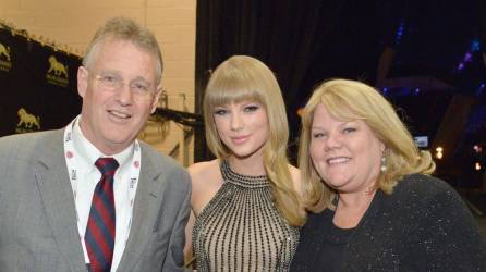 Taylor posa con sus padres.