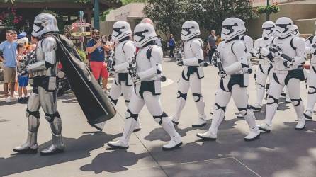 “Stormtrooper marchando caminando en los parques de Disney”