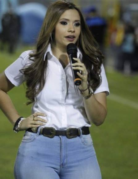 Ella es Fenrnada Vallecillo, una chica periodista de Campus TV que deslumbró en el Rotagol.