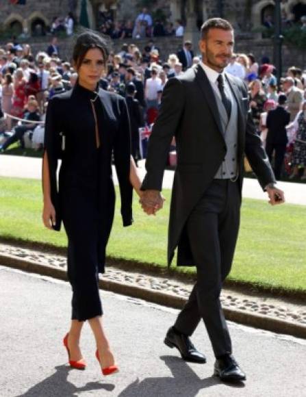 Victoria Beckham y David Bekcham destacaron también por su elegancia en la boda real del año.