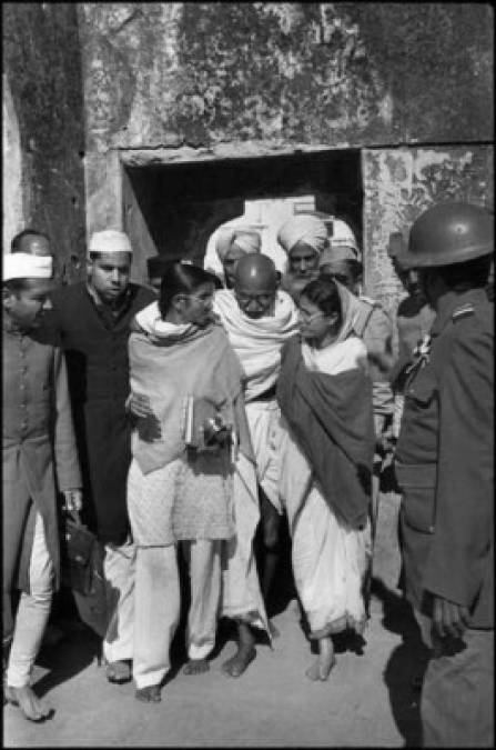 El 30 de enero de 1948, Gandhi cuando se dirigía junto a sus dos sobrinas, Abha y Manua a rezar. Luego un joven sacó una pistola y le disparó 3 veces.