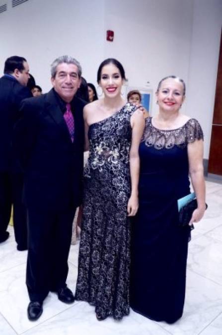 Rafael, Alejandra y Olivia Flores.