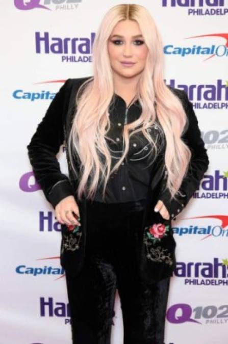 Kesha<br/><br/>En 2010, la cantante habló sobre su sexualidad diciendo que le gustaban las 'personas' y que no se calificaría de gay o heterosexual. Y aunque nunca fue específicamente pansexual, en una entrevista con Seventeen en 2013 dijo: 'No solo amo a los hombres. Amo a las personas. No se trata de un género. Es solo sobre el espíritu que exuda esa otra persona con la que estás '.