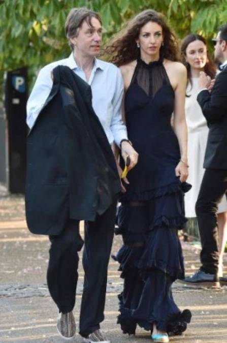 Rose está casada con David Rocksavage, marqués de Cholmondeley, quien actualmente tiene 58 años.<br/><br/>La pareja se conoció en 2003 mientras estaba de vacaciones en Italia. Según la revista Hola!, se casaron después de un breve compromiso en 2009: 'En junio de 2009, la pareja anunció su compromiso, al día siguiente se reveló que estaban embarazados y solo un día después se casaron'.<br/>