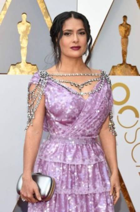 Salma Hayek optó por un vestido lila con diferentes capas y mucho brillo de Gucci.