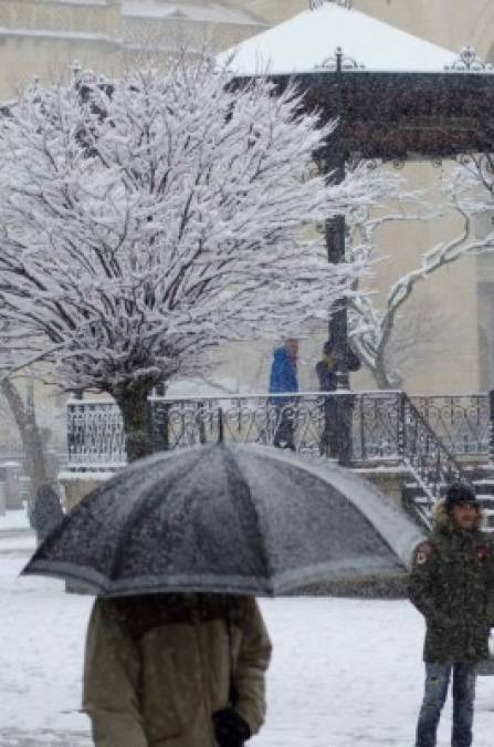 Aena activó el plan de invierno ante la llegada de una ola de frío y nieve que está afectando desde este domingo a buena parte de España, principalmente en el centro y el este del país.