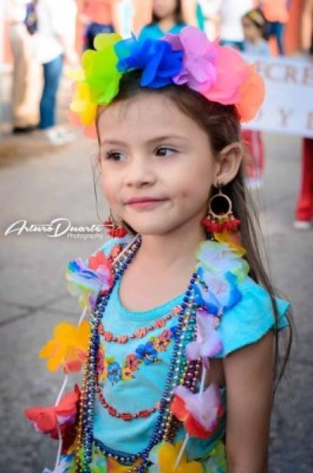 La bella Astrid Marbella Sagastume desfiló con el kinder Mundo Infantil de Santa Bárbara.