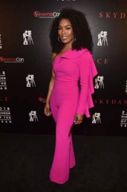 9. Angela Bassett<br/><br/>A los 60 años, la estrella de Black Panther está redefiniendo las reglas de la moda de la alfombra roja.