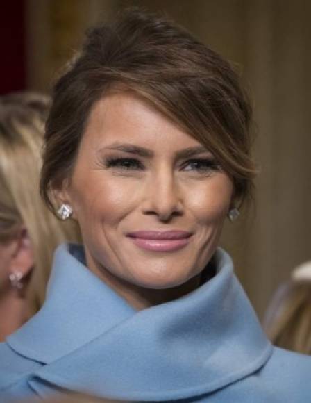 La exmodelo eslovena Melania Trump, de 46 años, convenció con un favorecedor vestido de cachemir y corte recto conjuntado con un elegante bolero estructurado y guantes largos de ante del mismo color.