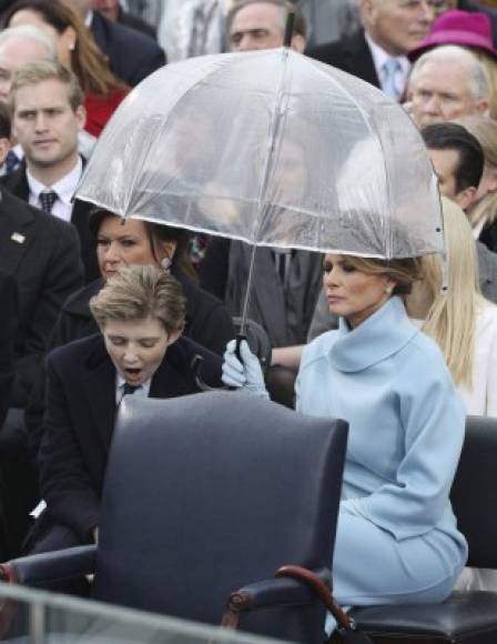 Aburrido. Barron Trump, el hijo menor de Donald Trump y Melania Trump, al parecer no la pasó tan bien en la toma de posesión y terminó cansado.