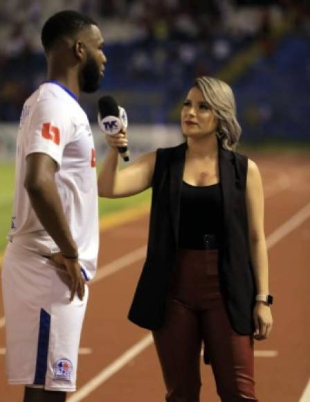 Jorge Benguché dando declaraciones al final del partido a la bella presentadora de Televicentro, Tanya Rodríguez.