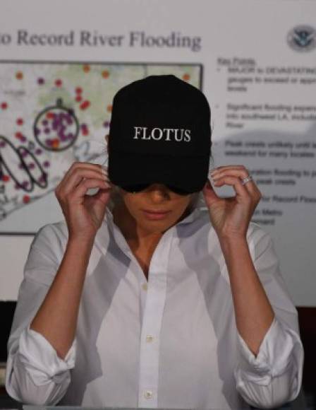 La gorra 'FLOTUS' de Melania también causó controversia.