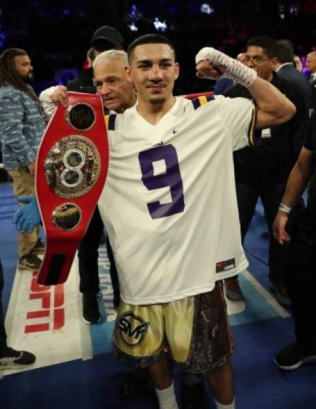 El boxeador catracho posando con su cinturón de monarca de peso ligero, es el primer hondureño campeón mundial de boxeo.
