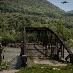Atravesando ríos: Hombres huyen del reclutamiento militar en Ucrania
