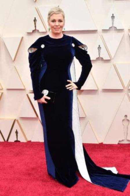 La actriz británica Olivia Colman lució espléndida con este vestido azul. El año pasado se llevó el premio como 'mejor actriz' por su papel en 'La favorita'.