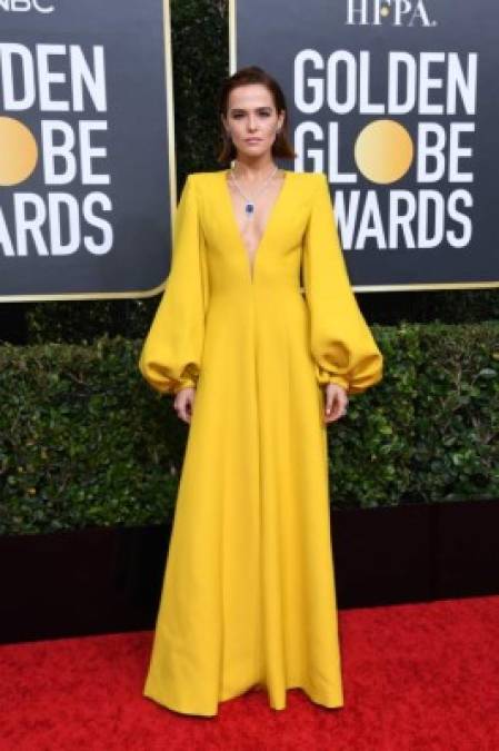 La actriz Zoey Deutch, protagonista de The Politician de Netflix, se arriesgo con un llamativo vestido en color mostaza que combinó con joyería en color azul.