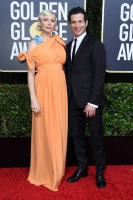 La actriz Michelle Williams y el director Thomas Kail debutaron su romance en la alfombra de los Globos de Oro. Se especula que la pareja espera a su primer hijo. MIRA: <a href='https://www.laprensa.hn/fotogalerias/farandula/1345846-411/famosas-embarazadas-que-tendran-a-sus-bebes-en-2020' style='color:red;text-decoration:underline' target='_blank'>Famosas embarazadas que tendrán a sus bebés en 2020</a>