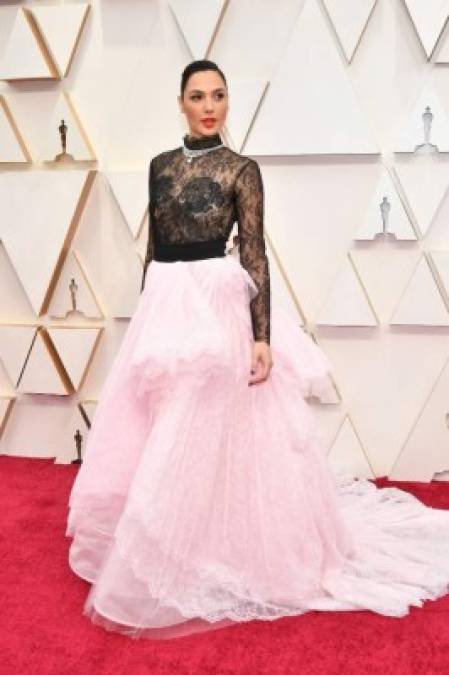 ¿Qué le pasó a Gal Gadot? La actriz de 'Wonder Woman' decepcionó con su vestido en la alfombra roja de los Premios Óscar 2020.