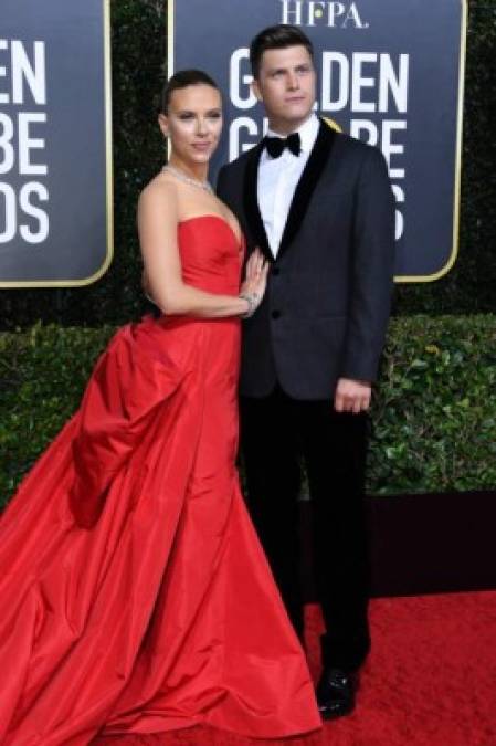La actriz Scarlett Johansson y su prometido, el actor Colin Jost, parecían sacados de una película de espías, luciendo muy elegantes durante su paso por la alfombra roja.