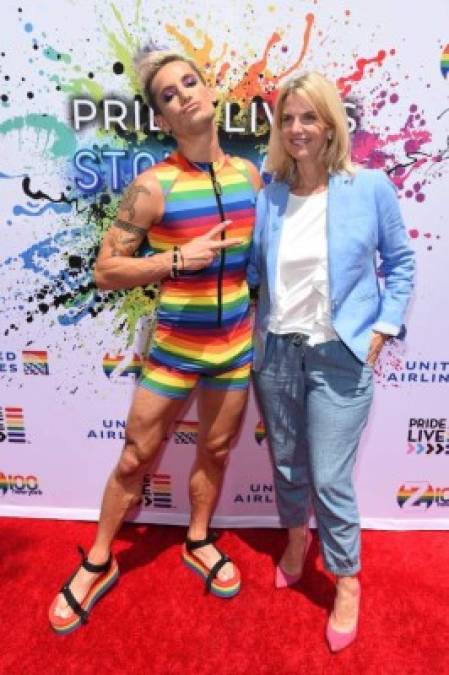 El hermano de Ariana Grande, Frankie Grande (i), también fue uno de los asistentes a este evento que conmemora el 50 aniversario de las revueltas en Stonewall.<br/><br/>En junio de 1969, el Stonewall Inn, un bar en el sur de Manhattan frecuentado por gays, lesbianas y transexuales, fue escenario de enfrentamientos entre sus parroquianos y la policía. Los disturbios comenzaron en la madrugada del 28 de junio y duraron seis días, iniciando un movimiento organizado de lucha por los derechos de los homosexuales.