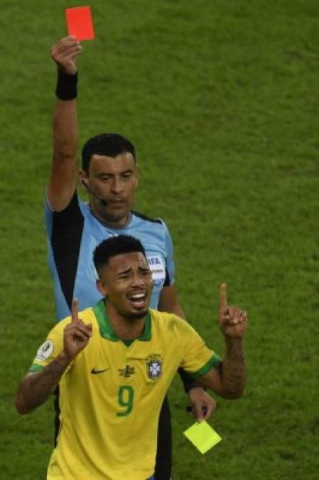 Momento en que el árbitro expulsaba al brasileño Gabriel Jesús del Manchester City.