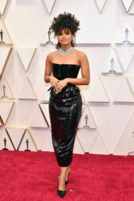 La actriz Zazie Beetz (Joker y Deadpool) lució su silueta con esta pieza negra.