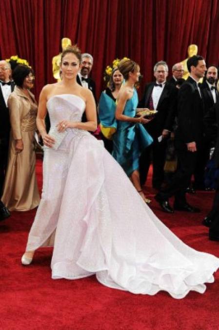 2010- Giorgio Armani Prive<br/><br/>En su aparición en los premios Óscar edición 82, la diva del Bronx cautivó con un diseño voluminoso de la casa de moda Armani.<br/><br/>