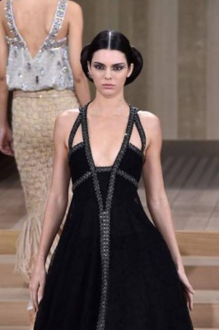 Kendall Jenner camina por la pasarela durante el Chanel Primavera Verano en el marco de la Semana de la Moda de París el 26 de enero, 2016 en París, Francia.